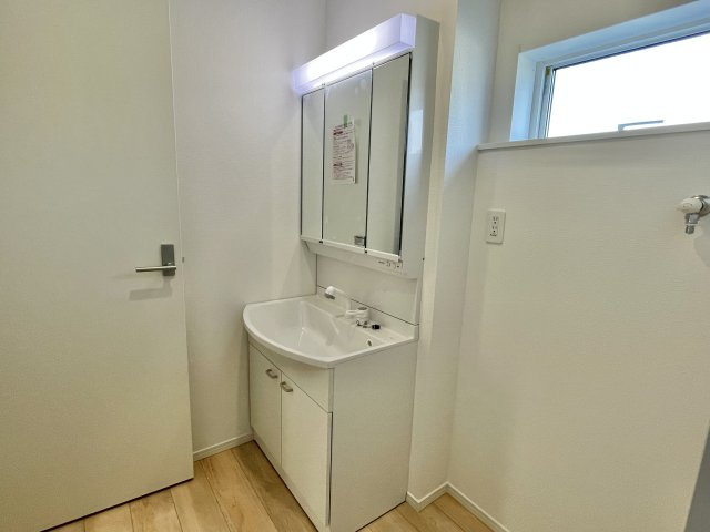 【新築戸建て】秋田市牛島東第5　2号棟の独立洗面台|※写真は完成イメージです。
三面鏡付き洗面台◎毎日の生活に必要なアイテムをしっかり収納でき、洗面所周りがスッキリ♪