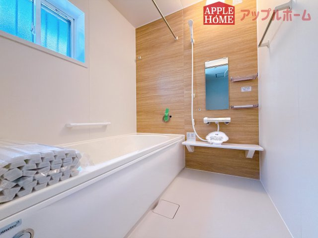 [新築住宅] 熊谷市石原 全6区画の浴室|窓付きのバスルームは、採光もあり明るく気持ちの良い空間です。窓があることで、換気環境も良好。掃除もスムーズに出来ます