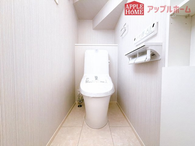 [新築住宅] 熊谷市石原 全6区画のトイレ|白を基調とした清潔感のある明るい空間。温水洗浄便座付きで、毎日快適・清潔に使用できます。操作しやすい壁面リモコンを採用しています。