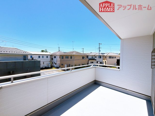 [新築住宅] 熊谷市石原 全6区画のバルコニー|奥行を広めに取ったバルコニー♪家族分の洗濯物もしっかり干せます。日当たりも良く、毎日のお洗濯が楽しくなりそう♪