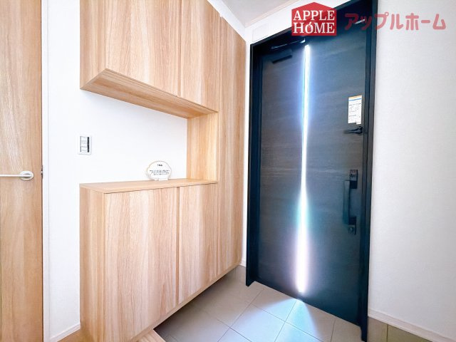 [新築住宅] 熊谷市石原 全6区画の玄関|上下棚にたっぷり靴を収納できます。「ただいま」と玄関を開けた瞬間から、奥に広がる空間を明るい室内を感じられますね♪