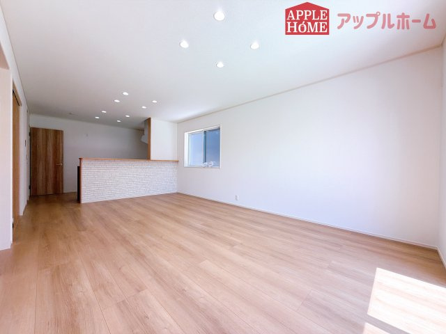 [新築住宅] 熊谷市石原 全6区画の居間・リビング|広々リビング×対面キッチンで家族の会話も弾みます♪家族団らんの秘訣は間取りにあり☆夢のマイホームを一緒に叶えましょう！