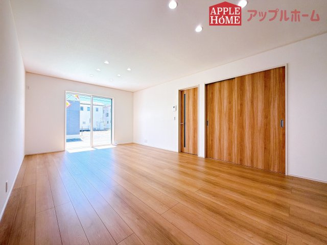 [新築住宅] 熊谷市石原 全6区画の居間・リビング|窓から差し込む光で家族を温かく包み込みます。明るいリビングで子育てする喜びを☆いつでも見学可能です！
