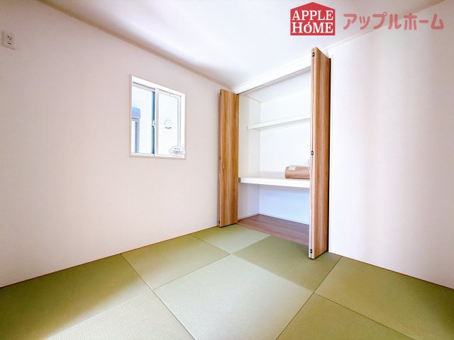 [新築住宅] 熊谷市石原 全6区画の和室|クローゼット付きの和室は、収納スペースが豊富で部屋全体がすっきりと片付きやすいのが特徴です。衣類や荷物を整理しやすく、生活感を抑えた洗練された空間を保てます。