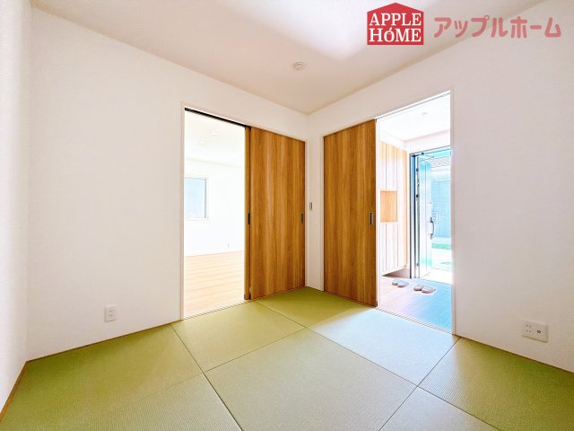 [新築住宅] 熊谷市石原 全6区画の和室|クローゼット付きの和室は、収納スペースが豊富で部屋全体がすっきりと片付きやすいのが特徴です。衣類や荷物を整理しやすく、生活感を抑えた洗練された空間を保てます。