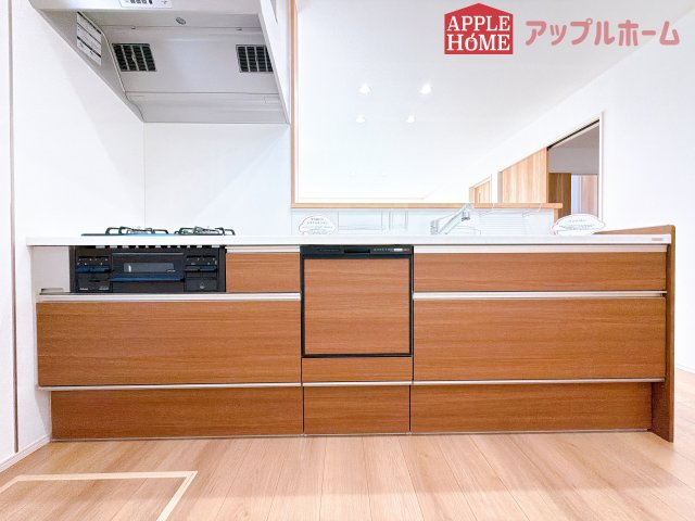 [新築住宅] 熊谷市石原 全6区画のキッチン|キッチンから部屋中が見守れるので、小さなお子様がいるご家庭でも安心です。シンプル×ナチュラルな温かい空間は、どんなスタイルの家具も合わせやすいお部屋です。