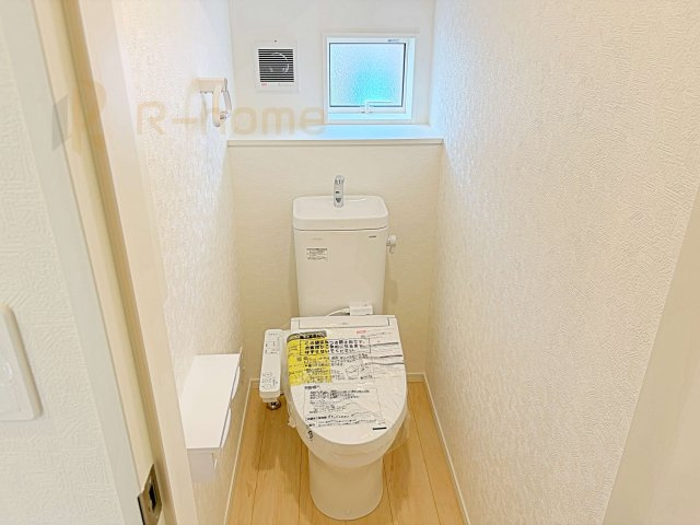 古河市駒羽根第2　新築戸建て　1号棟のトイレ|温水洗浄便座付きのトイレ。
トイレが２ヵ所設置で朝の忙しい時間でも安心です。