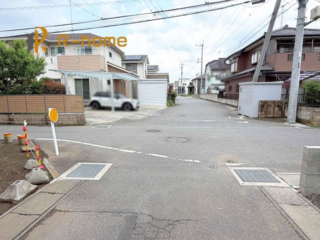 古河市駒羽根第2　新築戸建て　1号棟の前面道路含む現地写真|周辺環境も併せて案内致します♪
閑静な住宅地で笑顔あふれる新生活！
ぜひ現地へお越しください♪