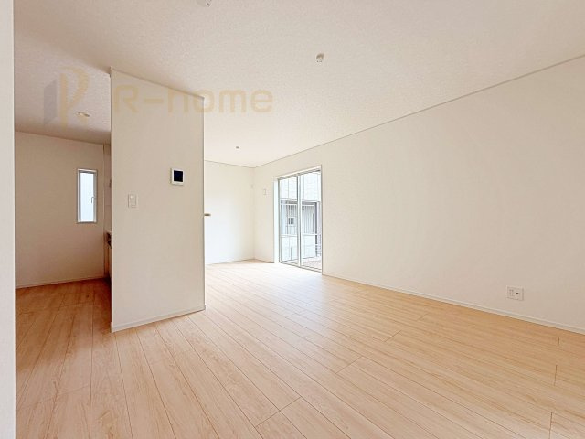 古河市駒羽根第2　新築戸建て　1号棟の居間・リビング|リビングには開口部を可能な限り多く設けました。人が集まる場所なので開放感が必要な場所だと思います。