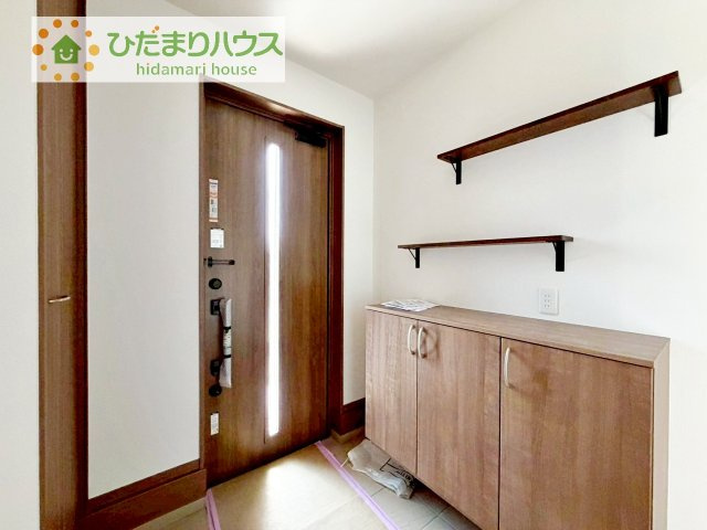 【玄関】 | 筑西市幸町第1期　新築戸建　2号棟 | 毎日「行ってきます」「ただいま」をいう玄関は明るく光が差し込みます♪