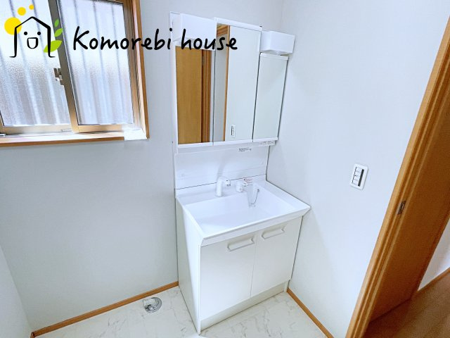 鴻巣市松原三丁目　中古一戸建ての独立洗面台|独立洗面台、小物を置くことができて便利です