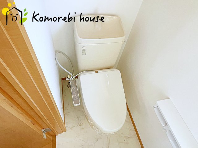 鴻巣市松原三丁目　中古一戸建てのトイレ|落ち着いた色調のトイレです