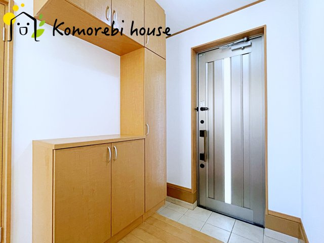 鴻巣市松原三丁目　中古一戸建ての玄関|明るい玄関です
