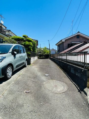 あきる野市草花　中古戸建の駐車場|縦列で２台、軽自動車なら３台可能です！（車種による）
