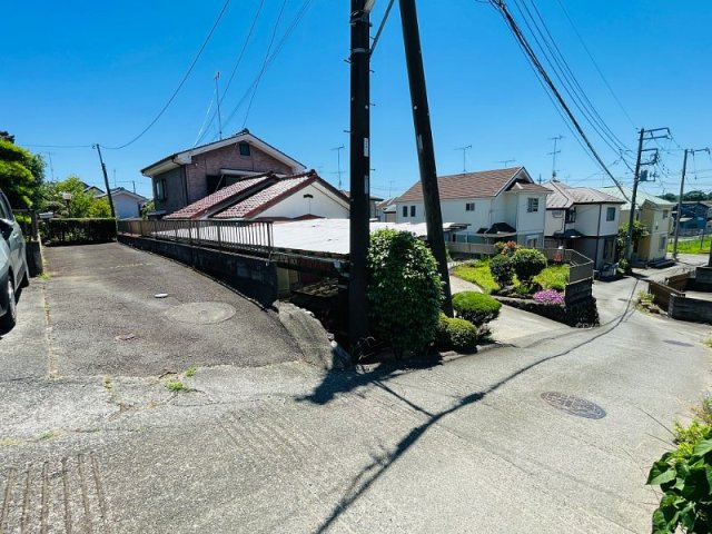 あきる野市草花　中古戸建の前面道路含む現地写真