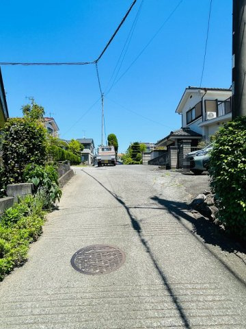 あきる野市草花　中古戸建の前面道路含む現地写真