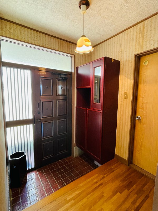 あきる野市草花　中古戸建の玄関