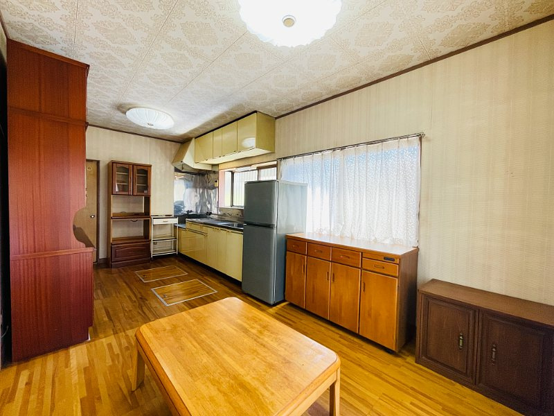 あきる野市草花　中古戸建のキッチン|南向きの明るいダイニングキッチンです！
