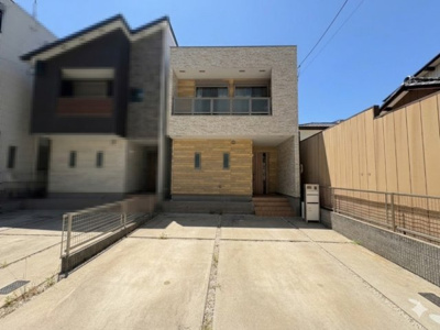 【外観】 | 名古屋市港区中古戸建 | ◆外観に凹凸を設けた洗練されたデザインが魅力。玄関には屋根があり雨の日も快適です。並列2台駐車可能で、前面道路も広く車の出し入れもスムーズです。