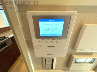 訪問者が来たときにテレビ画面で確認できるため、安心してドアを開けられます。録画機能があるものもあり、留守中に来訪者を記録しておくことができます。利便性が高く、セキュリティ面でも安心です。