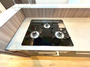 多数の調理器具を同時に使用でき、料理の効率化が可能。省エネで節約になり、様々な料理スタイルに適応できます。また、火力調整が独立しており、手入れや掃除もしやすく、今よりもっとお料理が楽しくなるかも。