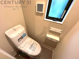 温水洗浄便座付トイレは温水洗浄機能により、暖かい水でおしりを洗浄することができ、冷たい水を使う従来の便座に比べ、温水洗浄機能で暖かいトイレを提供し、快適な使用を可能にします。