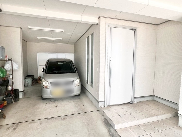 中古戸建　尼崎市南竹谷町2丁目のエントランス|段差が少ない玄関アプローチで安心♪1Fビルトインガレージ奥には大容量の収納スペースございます。