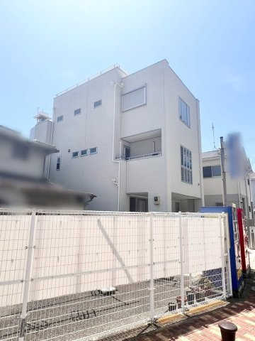 中古戸建　尼崎市南竹谷町2丁目の外観|スタイリッシュな外観が印象的♪窓が多く、バルコニー2箇所、屋上のテラス付きで陽当り・風通し共に良好♪