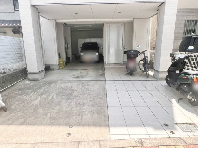 中古戸建　尼崎市南竹谷町2丁目の駐車場|1Fビルトインガレージには普通車2台＋軽自動車1台駐車可能！軽自動車のみなら、最大4台まで駐車可能。