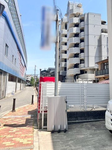 中古戸建　尼崎市南竹谷町2丁目の前面道路含む現地写真|目の前に阪神「出屋敷」駅ございます。前面道路は約5.9ｍあり、車の出し入れもスムーズで来客時も安心です。