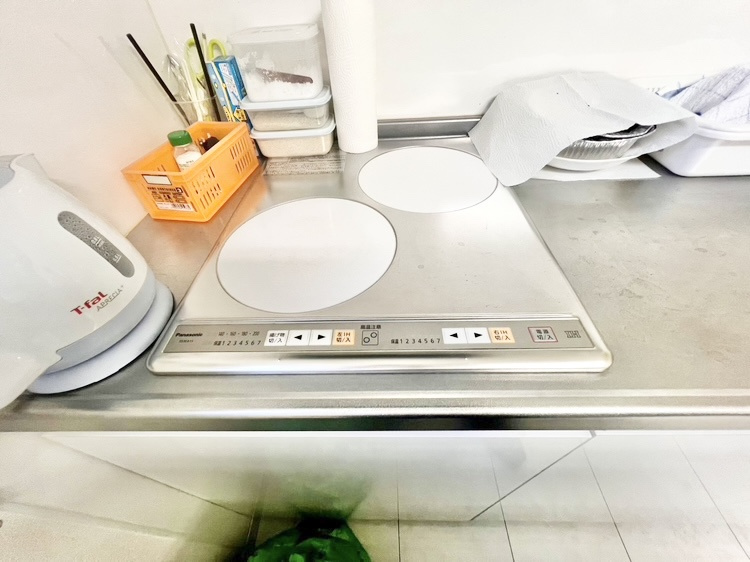 中古戸建　尼崎市南竹谷町2丁目のキッチン|IHクッキングヒーターは2口コンロ。お掃除の手間いらずで調理中も匂いがきになりません。