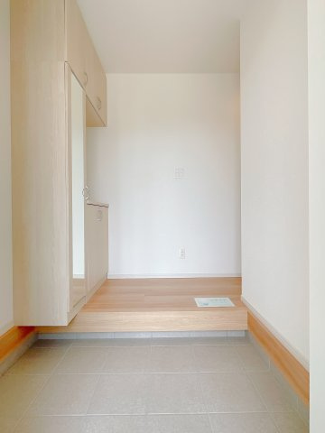 下新田町一戸建ての玄関