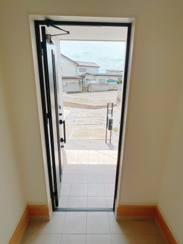 下新田町一戸建ての玄関