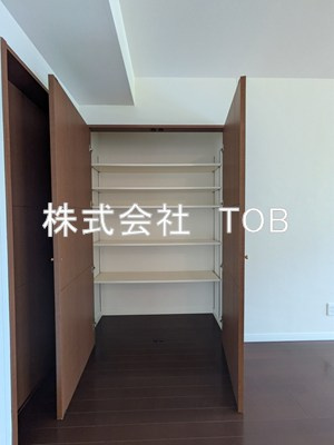 【収納】 | エストライフつつじヶ丘七番館 | リビング20.4帖　収納
