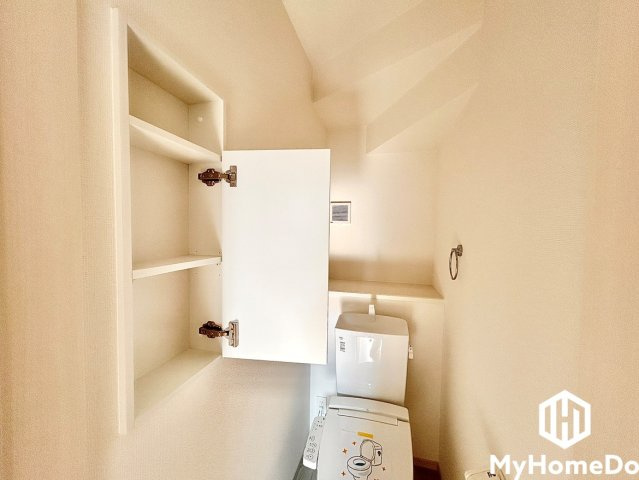 西区こも原町　1期のトイレ|壁面には扉付きの埋込型収納棚を完備。トイレットペーパーのストックや掃除用具、衛生用品などを、生活感を隠してすっきりと収納できます。