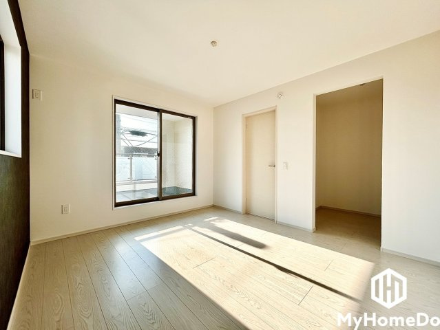 西区こも原町　1期の寝室|バルコニーへ繋がる大きめの掃き出し窓を含めた2面採光設計。暖かな陽光がお部屋の奥までしっかりと差し込み、朝も気持ちよく目覚められます。