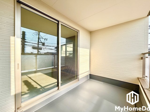 西区こも原町　1期のバルコニー|上部にしっかりとした軒（屋根）があるため、急な雨が降ってきても洗濯物が濡れにくく、共働きのご家庭でも安心して外出できます。
