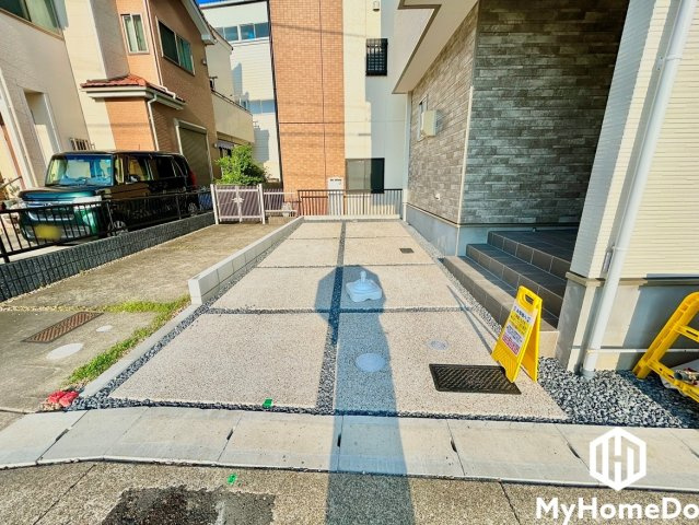 西区こも原町　1期の駐車場|カースペースから玄関ポーチへダイレクトに繋がる機能的な配置。たくさんお買い物をした日や、雨の日のスムーズな荷物の運び込みをサポートします。