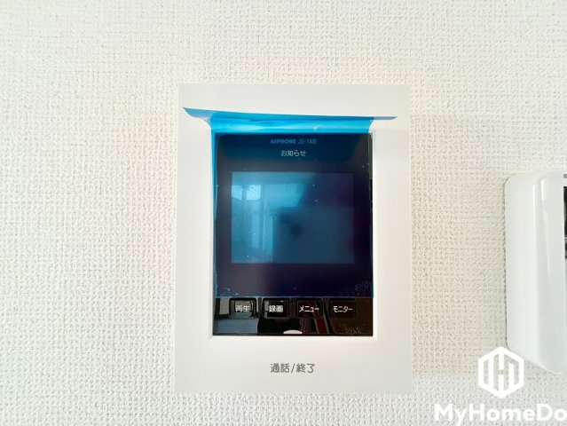 西区こも原町　1期の防犯設備|来客の顔を室内からしっかり確認できる『カラーモニター付きインターホン』を完備。不審な訪問者やセールスに対しても、ドアを開けずに対応できるため防犯面も安心です。