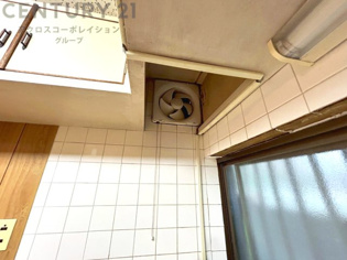 パワフルな吸引力で調理中の臭気等をしっかり処理してくれ、室内を快適に保ってくれます。