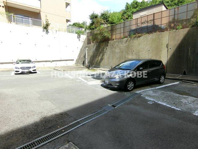 ベルトゥリー若草の駐車場