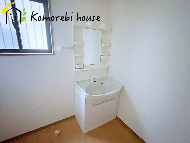 桶川市川田谷　中古戸建の独立洗面台|朝の支度にも助かる、独立の洗髪洗面化粧台
