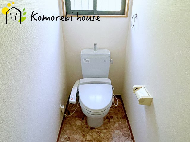 桶川市川田谷　中古戸建のトイレ|落ち着いた色調のトイレです