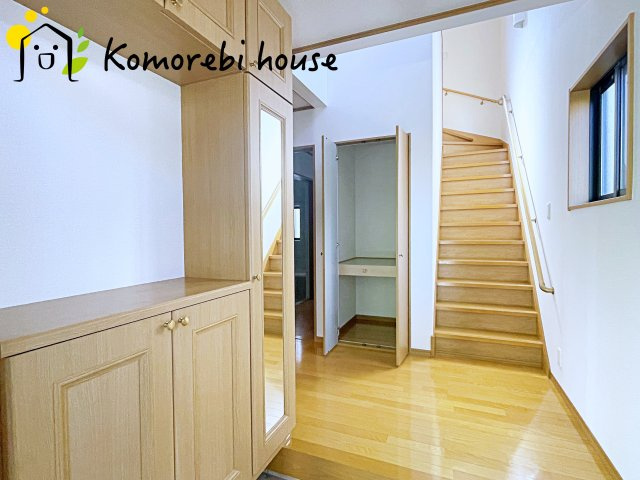 桶川市川田谷　中古戸建の玄関|収納もある玄関です