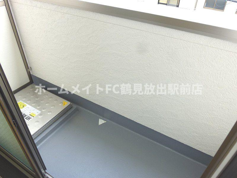大阪市城東区諏訪４丁目のアパートのバルコニー