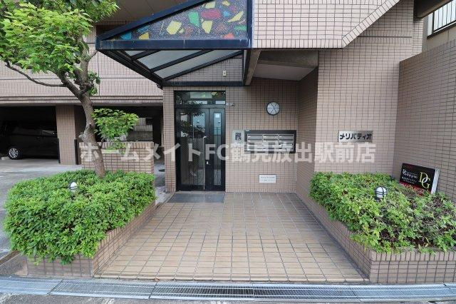 大阪市鶴見区今津中３丁目の賃貸マンションのエントランス