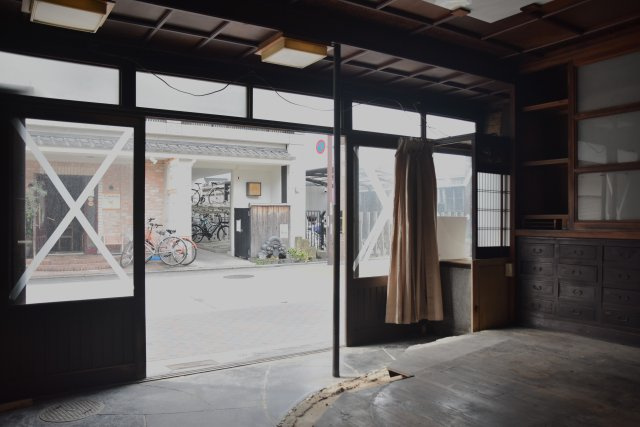 伏見 元和菓子屋さんの京町家のエントランス|ガラス張りの広々とした入口