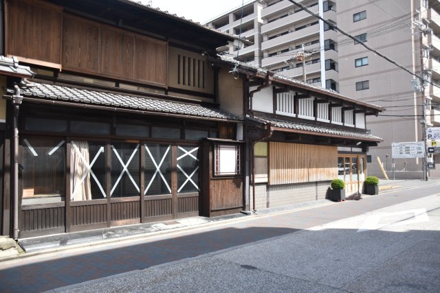 伏見 元和菓子屋さんの京町家の外観