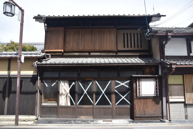 伏見 元和菓子屋さんの京町家の外観
