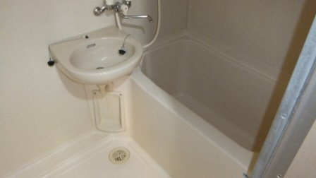 ベイステート安間の浴室|洗面台付きです。